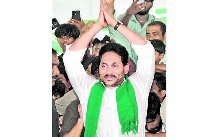 Farmers and people gathered in large numbers to see YS Jagan in bhimavaram 
