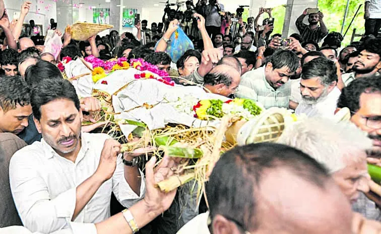 Former CM YS Jagan attends Mudragada Padmanabham funeral