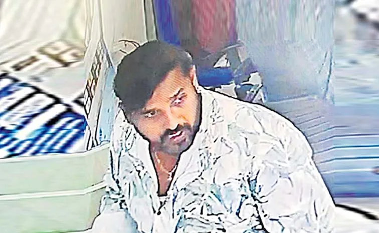 చనువుగా మాట్లాడతూ.. ఓచర్‌ రాస్తానని నమ్మించి..