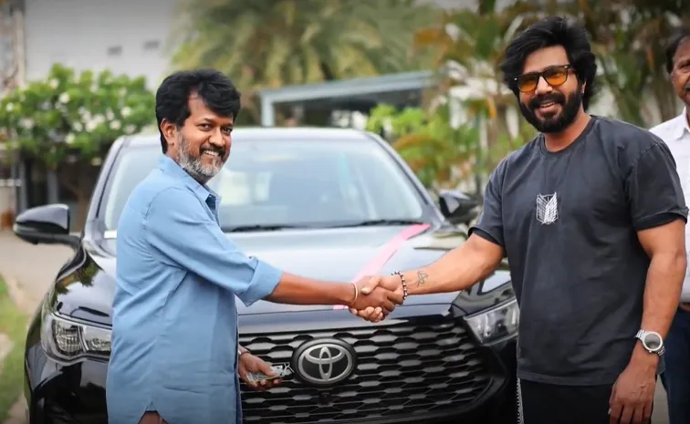 దర్శకుడికి జాక్ పాట్.. గిఫ్ట్‌గా బంగారు గొలుసు, ఖరీదైన కారు