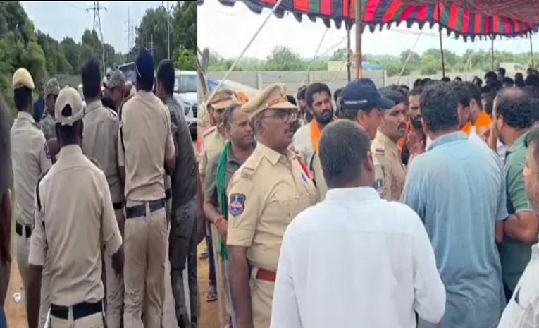  తీవ్ర ఉద్రిక్తత.. పోలీసులపై కారం చల్లిన ఆందోళనకారులు