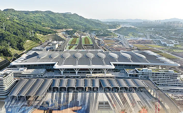 China built world's largest Chongqing rail station