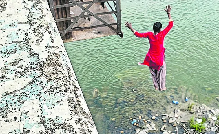Woman jumps into Godavari