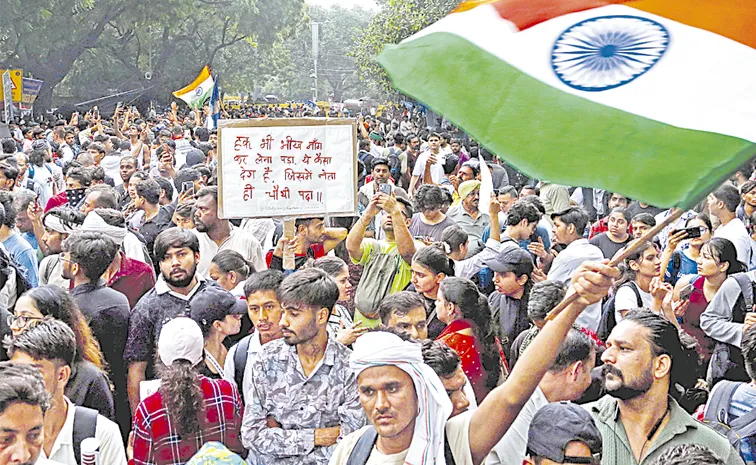 Chaos At Jantar Mantar As Police Lathi-Charge Protesters
