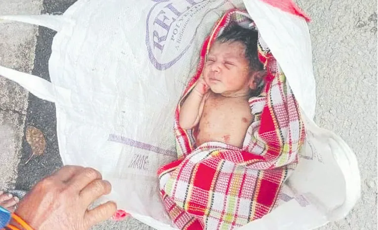 రోడ్డు పక్కన సంచి.. నవజాత శిశువును ఉంచి..