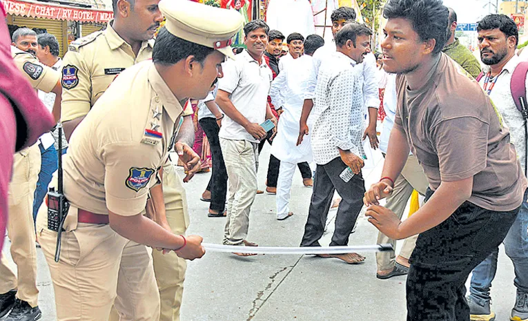 పోలీసుల అత్యుత్సాహం