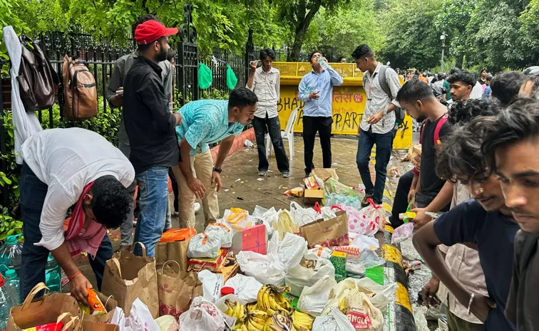 Food deliveries poured into the Jantar Mantar protest site from across India