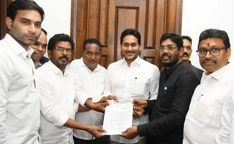కార్మికులకు అండగా వైఎస్సార్‌సీపీ: వైఎస్‌ జగన్‌