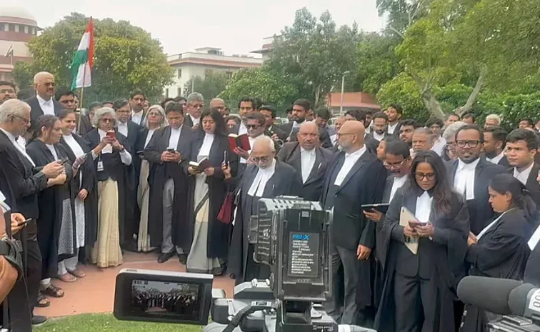 నీట్‌ ఆందోళనలకు సుప్రీంకోర్టు లాయర్ల మద్దతు, రాజ్యాంగ ప్రవేశిక పఠనం
