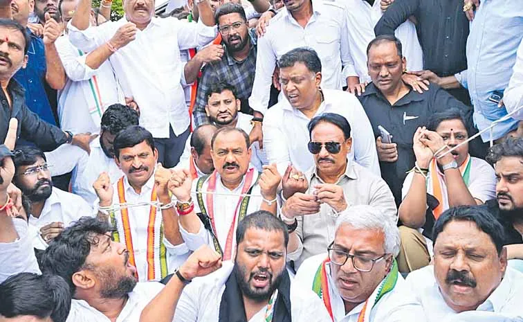 TPCC chief Mahesh Goud at the Chalo Lok Bhavan program
