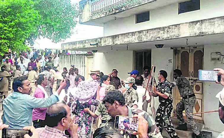 ఎమ్మెల్యే క్యాంప్‌ ఆఫీస్‌ ఎదుట పెట్రోల్‌ పోసుకున్న వ్యక్తి మృతి