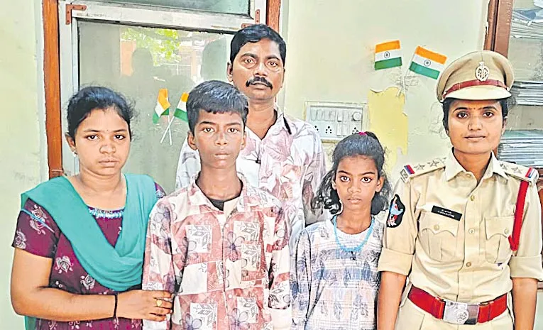 తల్లిదండ్రులు లేరు..  ఇద్దరినీ పెంచుకుంటారా..! 