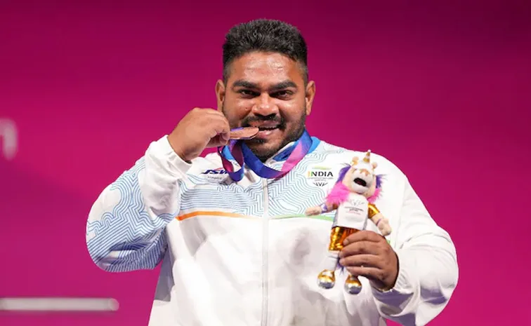 ప‌త‌కంతో మెరిసిన రిక్షా డ్రైవర్‌.. కామన్‌వెల్త్‌లో భారత్‌ బోణీ