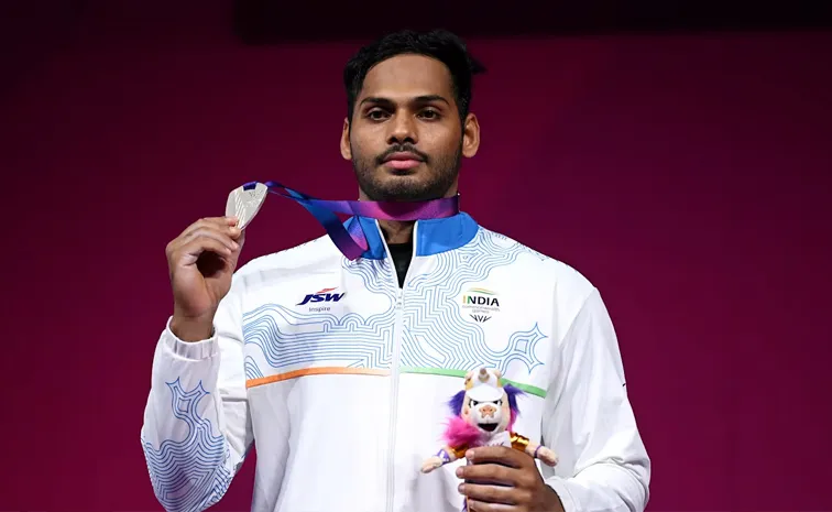 తండ్రిని మించిన తనయుడు.. తెలుగు కుర్రాడికి రజతం