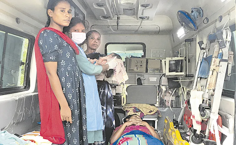 అంబులెన్స్‌లోనే గిరిజన మహిళ ప్రసవం