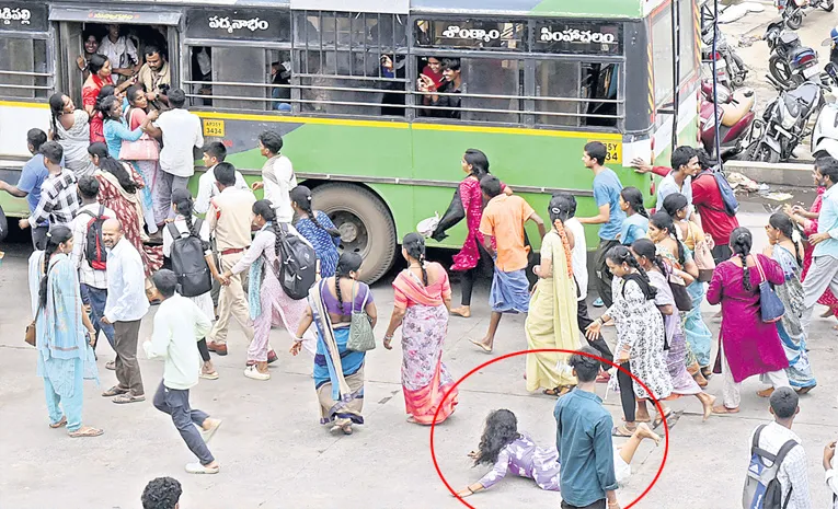 బస్సు ఎక్కాలంటే.. స్త్రీలు శక్తి చూపాల్సిందే..
