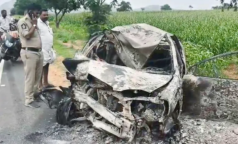 Car Rams Into Lorry On Gooty Tadipatri Highway