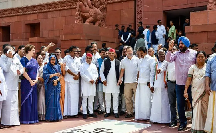 పార్లమెంట్‌ వద్ద ప్రతిపక్ష పార్టీల ధర్నా..