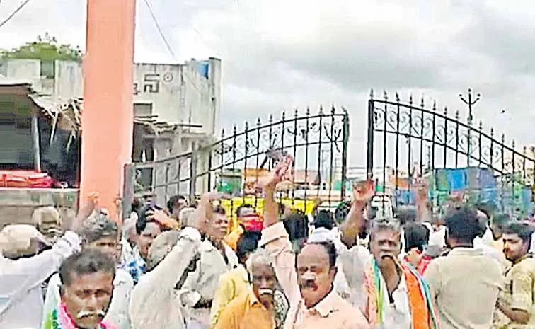 Tomato farmers protest in Palamaneru