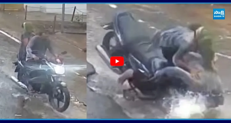 Viral Video: గుండె జారిపోయే సీన్.. జునాగఢ్ గుంత ప్రమాదం..