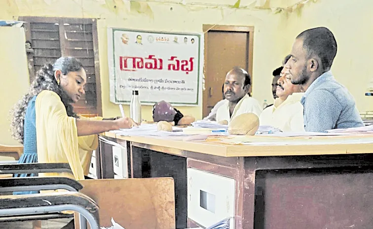 మా పార్టీకి ఓటు వేస్తామంటేనే..మీ పేరు ఆన్‌లైన్‌లో నమోదు