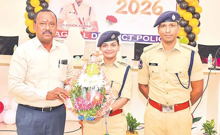 Social Service By SB ASI Rajeshuni Srinivas And Home Guard Prithviraj