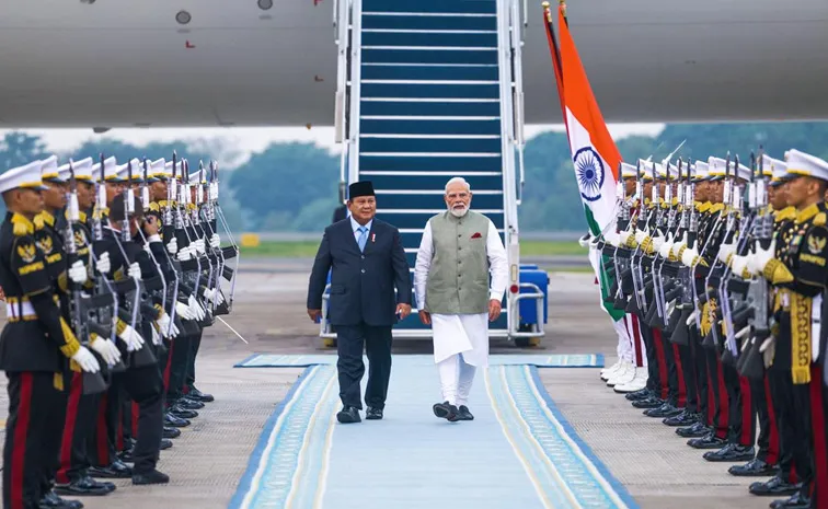 ఇండోనేషియాలో ప్రధాని మోదీకి ఘనస్వాగతం