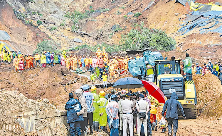 భారీ వర్షాలకు కూలిన మట్టిదిబ్బ