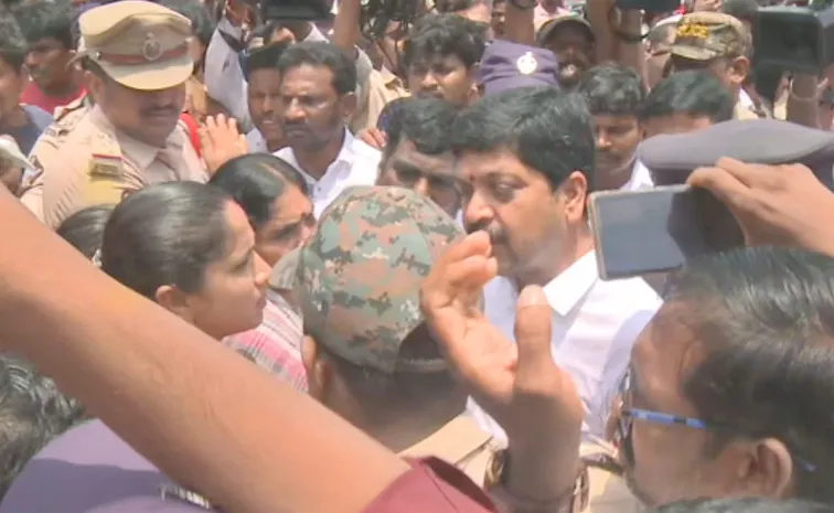 ఫిషింగ్‌ హర్బర్‌లో తీవ్ర ఉద్రిక్తత.. కొల్లు రవీంద్రను అడ్డుకున్న మత్స్యకారులు