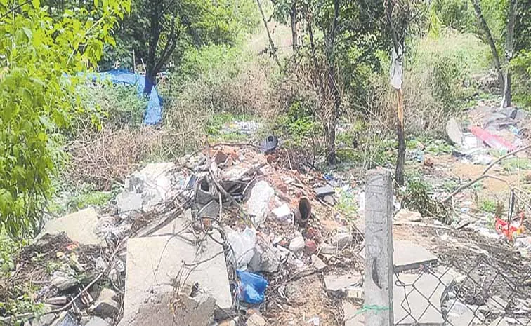 సర్కారు జాగు.. జాగాకు ఎసరు
