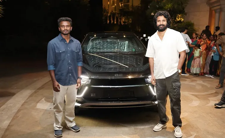 సినిమా సూపర్ హిట్.. డైరెక్టర్‌కి కాస్ట్‌లీ కారు గిఫ్ట్