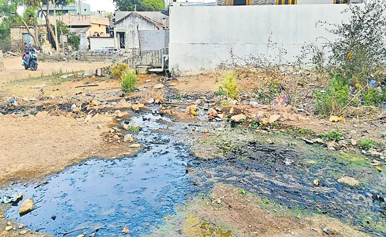 నిధులు లేక.. సమస్యలు తీరక..