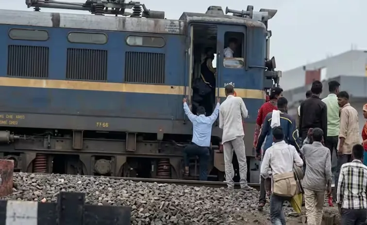 Loco pilot allegedly stopped a train to buy samosas near Indore