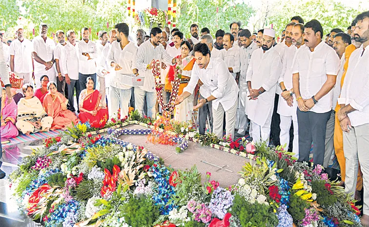 వైఎస్సార్‌కు ఘన నివాళి