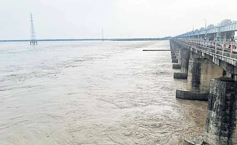 పెరుగుతున్న గోదావరి