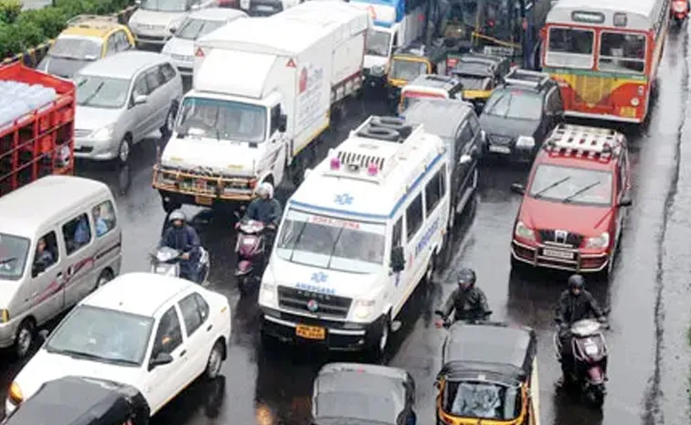 Ambulances stuck in traffic jam on Mumbai highway