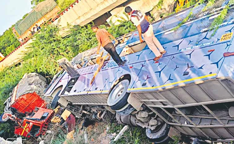 ఐషర్‌ను ఢీకొన్న ట్రావెల్స్‌ బస్సు