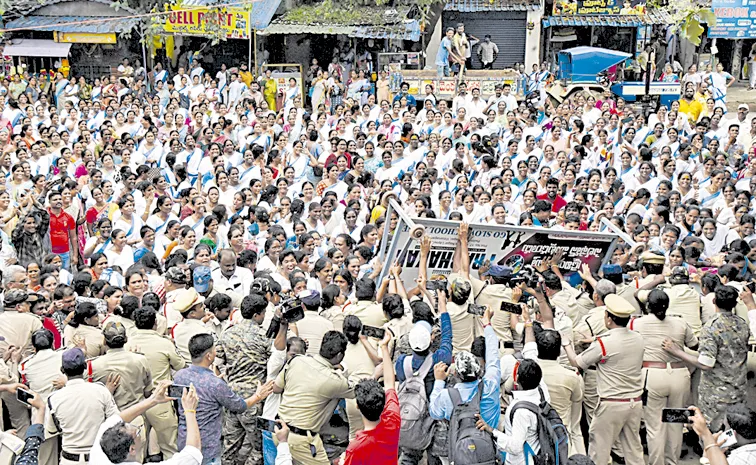 AP police again use lathi-charge on Anganwadi protestors demanding hike