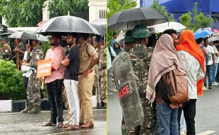 Police Students Under One Umbrella During Ranchi Protest