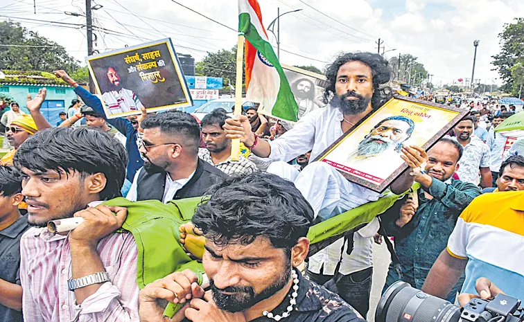 Police resorted to lathi charge to control protesting students at Jharkhand