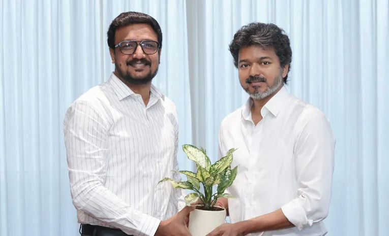 విజ‌య్ పార్టీలో చేరిన యువ‌నేత‌