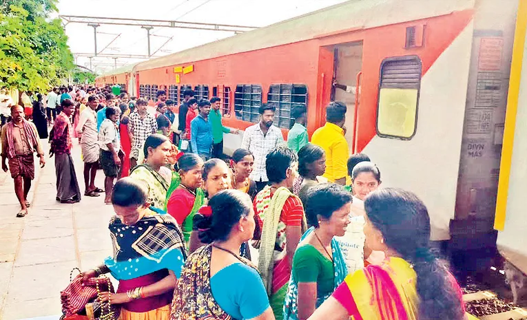 కూలీల రైలు బండి!