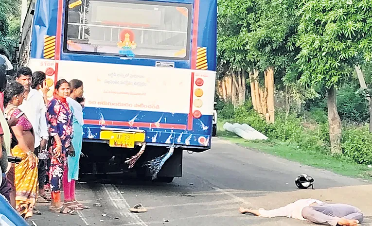 రోడ్డు ప్రమాదంలో ఇంజినీరింగ్‌ విద్యార్థి దుర్మరణం