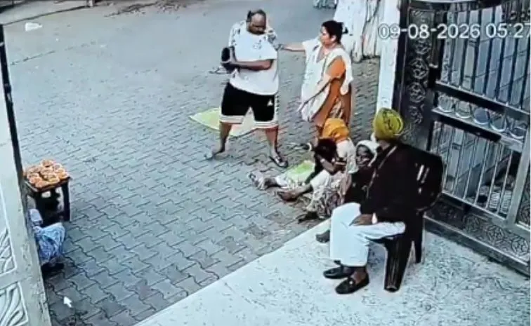 ఆలయం ముందు యాచకురాలిపై చెప్పుతో దాడి