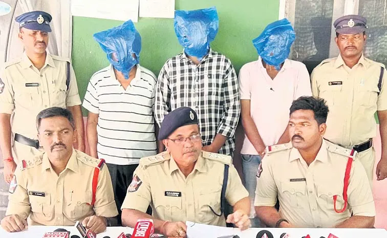 గుప్తనిధులకై తండ్రికి వల.. బాలికతో నగ్న పూజలు!