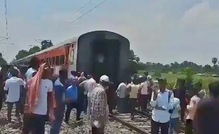 Sampark Kranti Express narrowly escapes accident