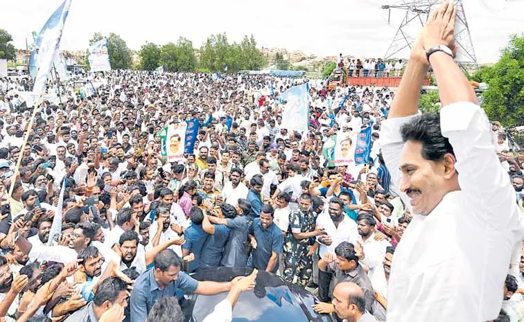 A large number of youths attend YS Jagans Kurnool visit