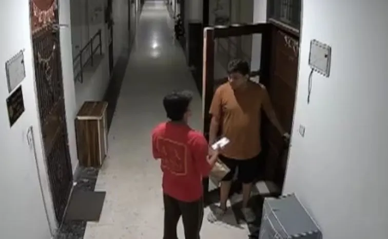 Delivery boy thrashed by man for arriving 5 minutes late