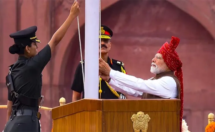 Captain Sonia Singh Chauhan: Who assisted PM Modi in hoisting the flag