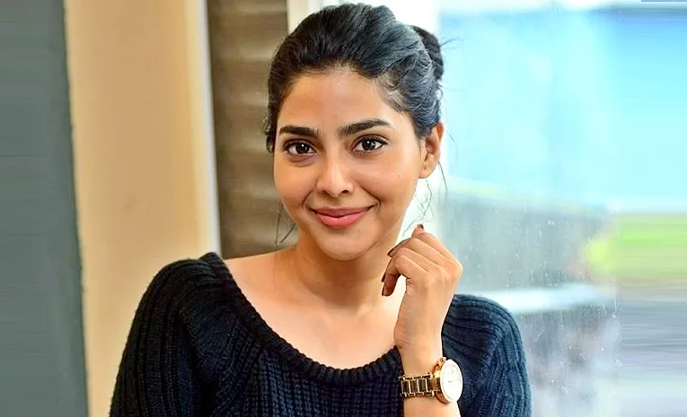Aishwarya Lekshmi Life Story Explained 